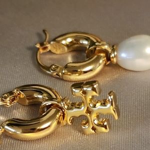 Toryburch Eleanor mismatched pearl and double T logo earrings
